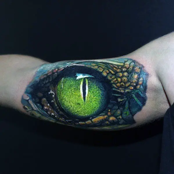 bicep-green-hyper-realistic-dragon-eye-tattoo-on-gentleman