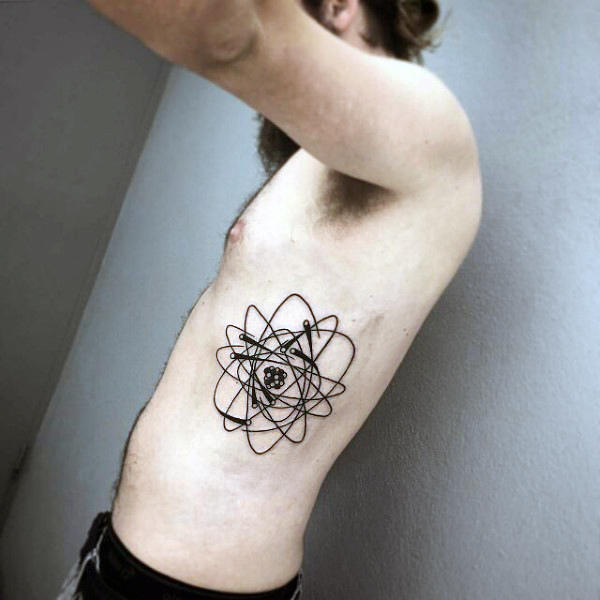 man-with-chemistry-oxygen-atom-tattoo-on-ribs