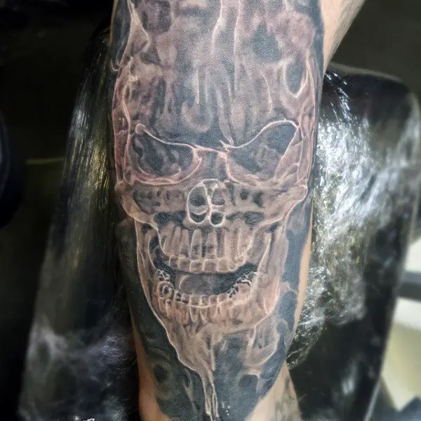 mens-smoke-skull-tattoo-on-legs