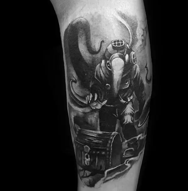 sharp-diver-male-tattoo-ideas-on-side-of-leg