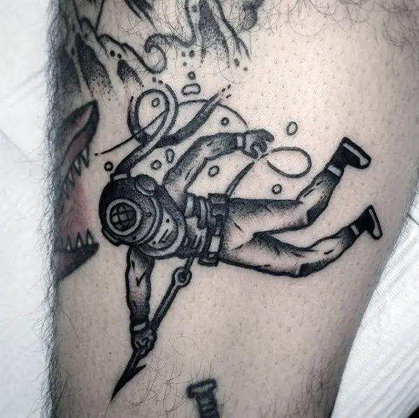 small-leg-male-tattoo-with-diver-design