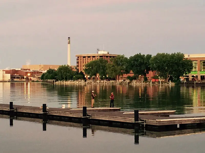 city-fishing-on-the-fox-river-at-dusk-in-green-bay