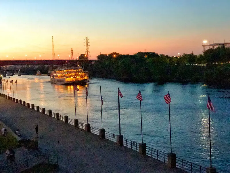 cruising-tennessee-on-a-paddle-boat-honors-purchas