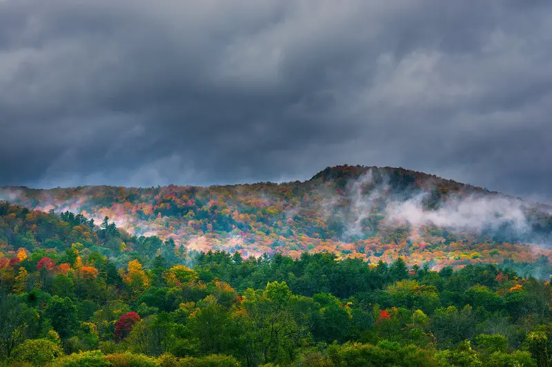 vermont-hillside-during-peak-fall-foliage-season
