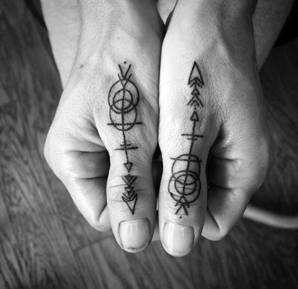 Männer finger tattoos kleine Finger Tattoo:
