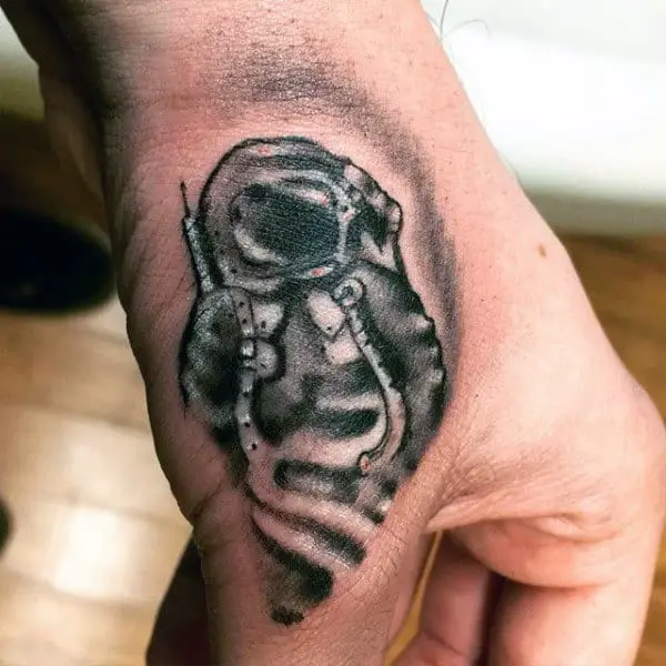 astronaut-male-thumb-tattoo-ideas