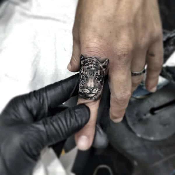 awesome-finger-male-tattoos-of-tiger