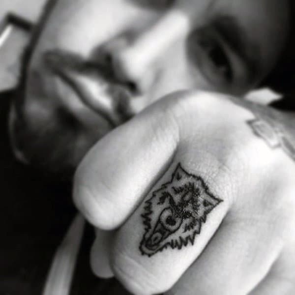 guys-tattoos-on-finger-of-wolf