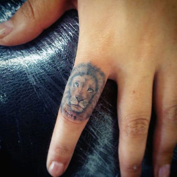 lion-mens-tattoo-on-fingers