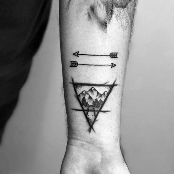 guys-small-arrow-tattoo-deisgns-on-wrist