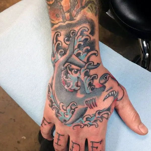 mens-old-school-hammerhead-shark-hand-tattoo-designs