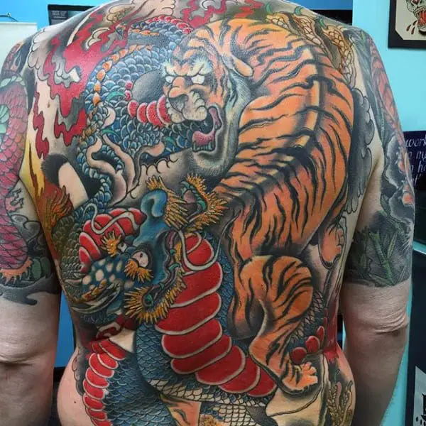 tiger-fighting-dragon-guys-back-tatoto