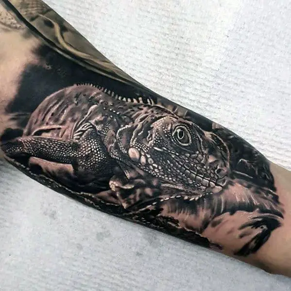 male-with-cool-iguana-tattoo-design