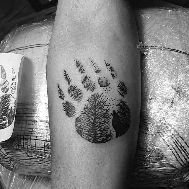 forest-tree-bear-claw-inner-forearm-small-male-tattoos