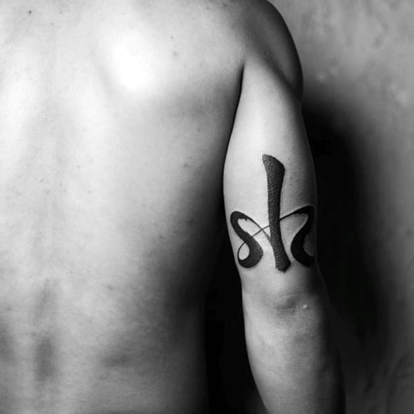 guy-with-outer-arm-tricep-chinese-symbol-tattoo-design