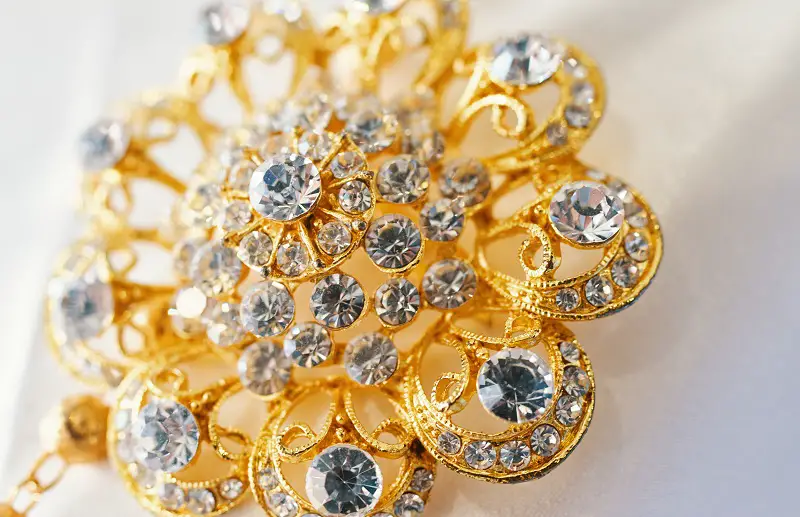 golden-jewelry-with-diamonds