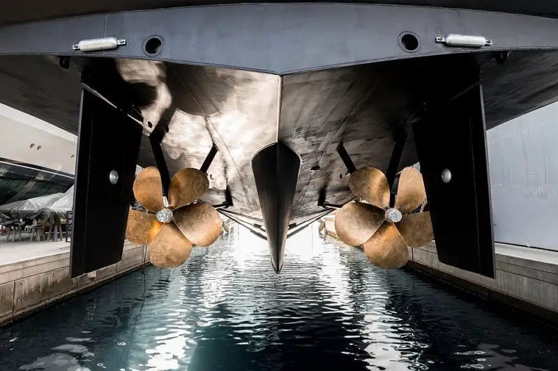 Superyacht,Being,Lowered,Into,The,Water,After,Winter,Haul,Out