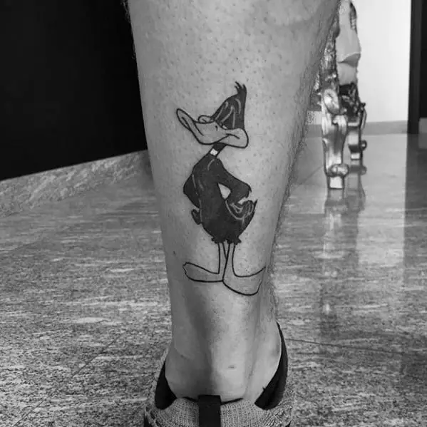 back-of-leg-daffy-duck-mens-tattoo-with-looney-tunes-design