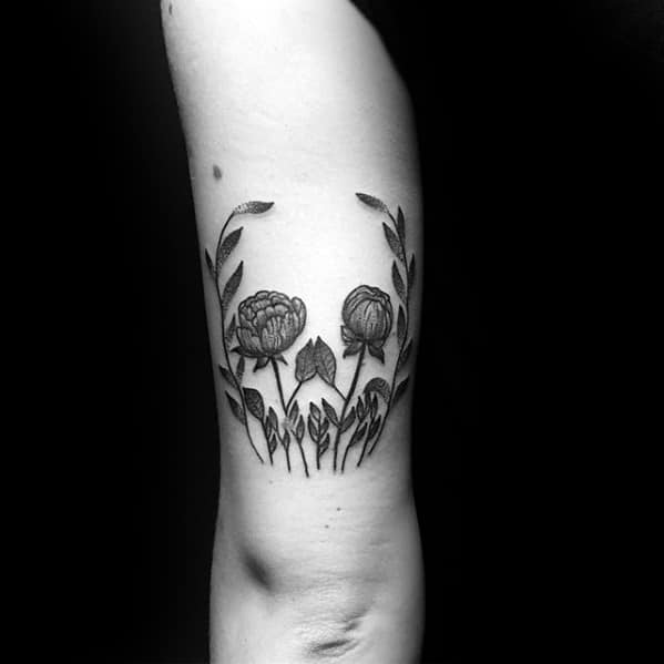 small-nature-optical-illusion-skull-plants-mens-tricep-tattoo